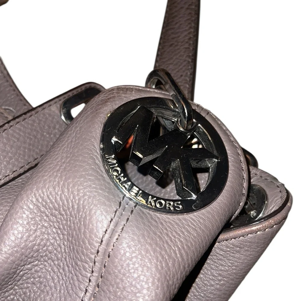 MK Michael Kors Elegant Gray Leather Shoulder Bag